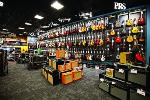 Allez dans les magasins de musique pour essayer les guitares !