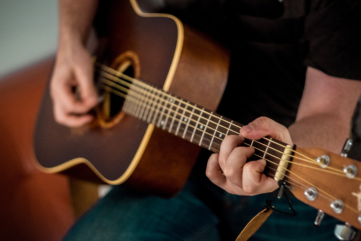 Comment apprendre la guitare seul (ou seule)
